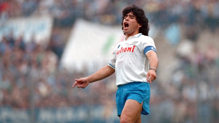 Diego Maradona, Laurent Blanc e mais um: três jogadores que vestiram as camisas de Barcelona e Napoli ao longo da história.