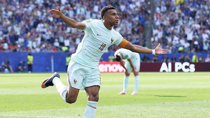 Mbappé consiguió el primer gol con el que Francia se impuso a Marruecos. Mbappé consiguió el primer gol con el que Francia se impuso a Marruecos.