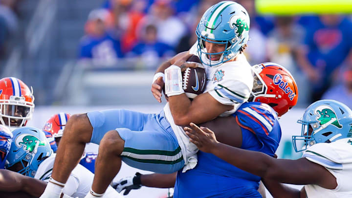 Florida Gators defensive lineman Desmond Watson (21) tackles Tulane Green Wave quarterback Ty Thompson (7) during the first half at Raymond James Stadium in Tampa, FL on Friday, December 20, 2024 in the 2024 Union Home Mortgage Gasparilla Bowl