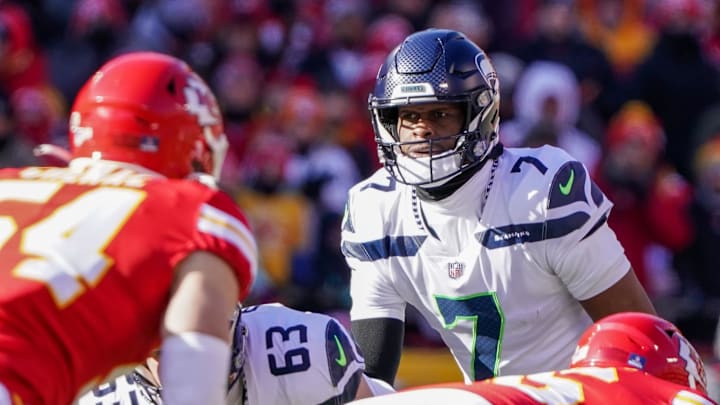 Dec 24, 2022; Kansas City, Missouri, USA; Seattle Seahawks quarterback Geno Smith (7) on the line of scrimmage against the Kansas City Chiefs during the first half at GEHA Field at Arrowhead Stadium. Mandatory Credit: Denny Medley-Imagn Images Dec 24, 2022; Kansas City, Missouri, USA; Seattle Seahawks quarterback Geno Smith (7) on the line of scrimmage against the Kansas City Chiefs during the first half at GEHA Field at Arrowhead Stadium. Mandatory Credit: Denny Medley-Imagn Images