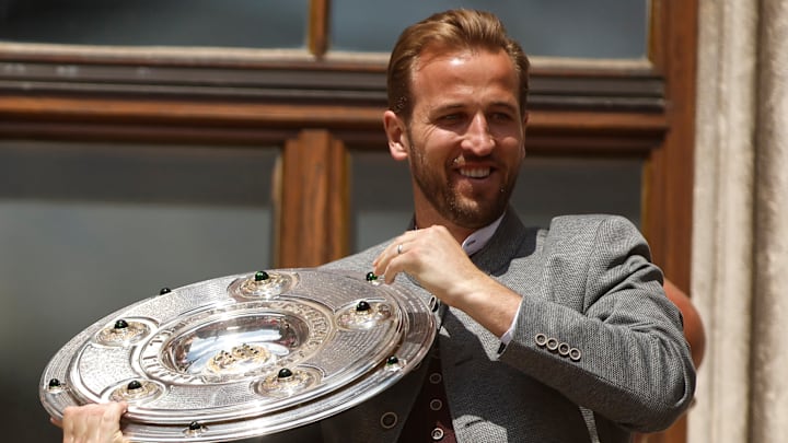 Harry Kane präsentiert stolz die Meisterschale