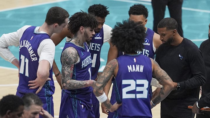 Feb 11, 2026; Charlotte, North Carolina, USA; Charlotte Hornets head coach Charles Lee huddles his team during an official review during the second half against the Atlanta Hawks at Spectrum Center. Mandatory Credit: Jim Dedmon-Imagn Images