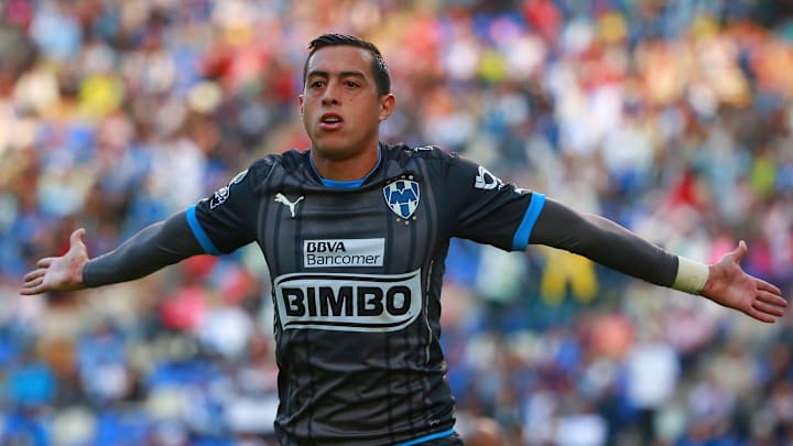 El jugador Rogelio Funes Mori celebra un gol con Rayados de Monterrey.