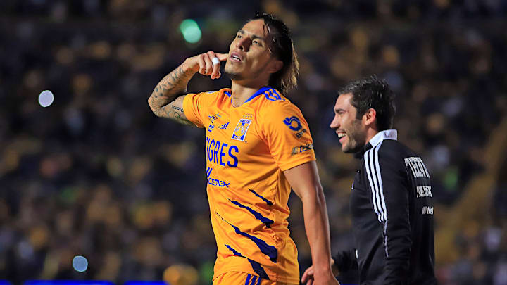 El jugador Carlos Salcedo celebra un gol con Tigres UANL.