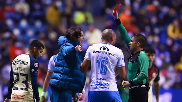 El entrenador Santiago Solari se fue expulsado.