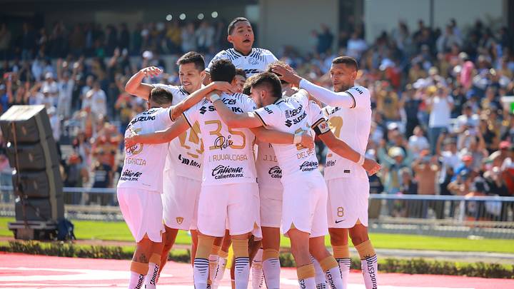 Jugadores de Pumas UNAM celebran un gol.