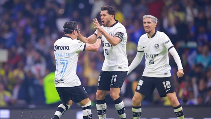 Jugadores del América celebran un gil.
