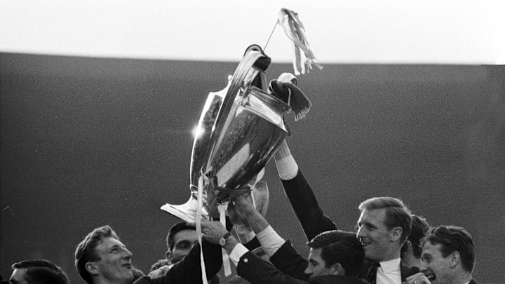 26/05/67.SEASON 1966/1967.The delighted Celtic players show off the European Cup to their fans. 26/05/67.SEASON 1966/1967.The delighted Celtic players show off the European Cup to their fans.