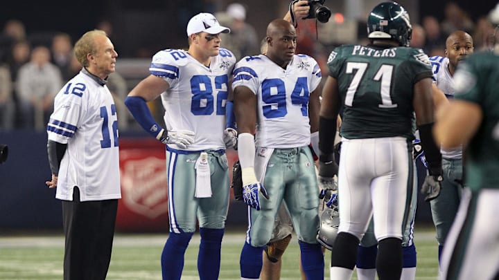 Dallas Cowboys former quarterback Roger Staubach watches the coin flip with tight end Jason Witten and linebacker DeMarcus Ware for the game against the Philadelphia Eagles Mandatory Credit: Matthew Emmons-Imagn Images