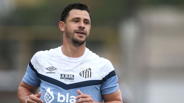 Giuliano é um dos 13 contratados pelo Peixe para a temporada 2024