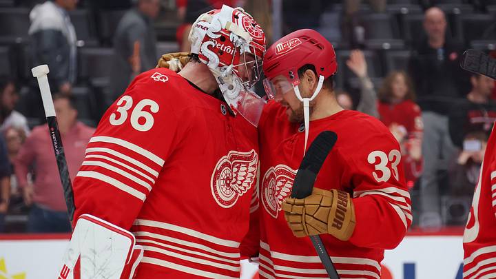 Chicago Blackhawks v Detroit Red Wings