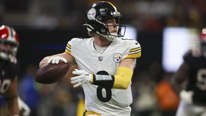 Pittsburgh Steelers quarterback Kenny Pickett (8)