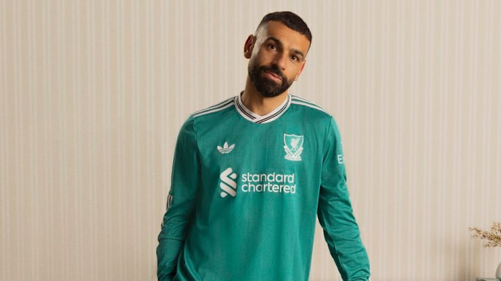 Salah com a terceira nova camisa do Liverpool