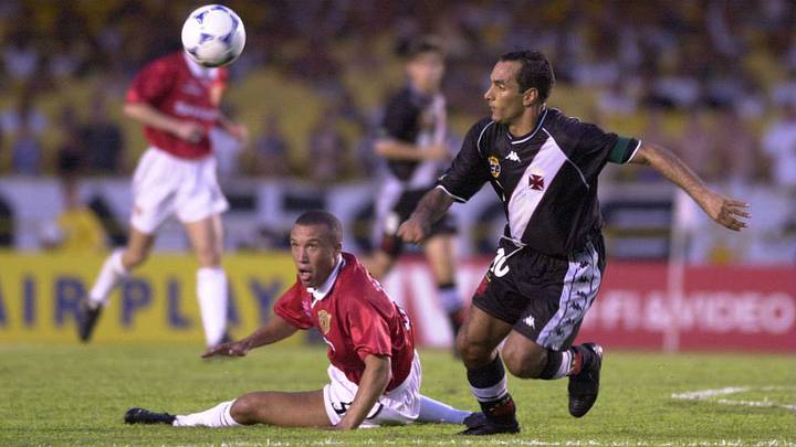 Edmundo deu trabalho para os jogadores dos Red Devils no Maracanã Edmundo deu trabalho para os jogadores dos Red Devils no Maracanã