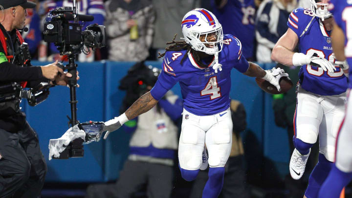 Buffalo Bills running back James Cook (4) celebrates his 24-yard touchdown run against the Cowboys.