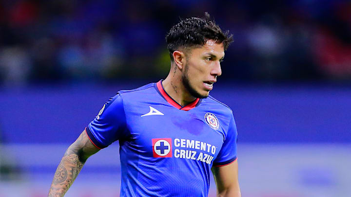 Carlos Salcedo tuvo un altercado con un aficionado 
