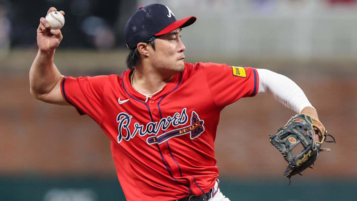 Sep 26, 2025; Cumberland, Georgia, USA; Atlanta Braves shortstop Ha-Seong Kim (9) throws the ball to first base for the out against the Pittsburgh Pirates during the eighth inning at Truist Park. Sep 26, 2025; Cumberland, Georgia, USA; Atlanta Braves shortstop Ha-Seong Kim (9) throws the ball to first base for the out against the Pittsburgh Pirates during the eighth inning at Truist Park.