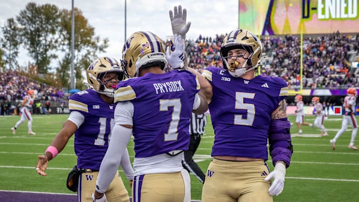 UW edge rusher Zach Durfee (5) slaps hands with cornerback Ephesians Prysock. UW edge rusher Zach Durfee (5) slaps hands with cornerback Ephesians Prysock.