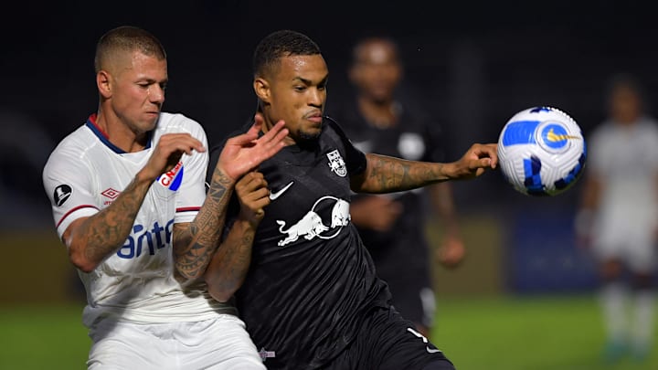 Brasileiros e uruguaios se enfrentam no Parque Central