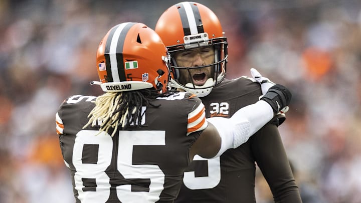 Cleveland Browns quarterback Joe Flacco (15) congratulates tight end David Njoku (85) on his touchdown run against the Jacksonville Jaguars during the second quarter at Cleveland Browns Stadium.
