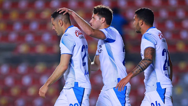 Jugadores de Cruz Azul celebran un gol.