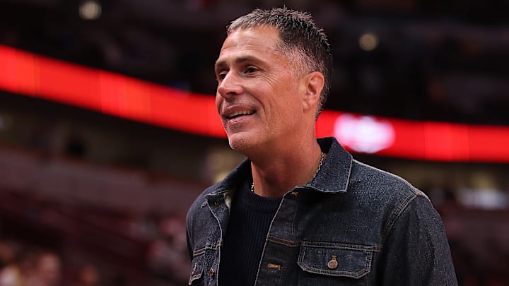 Rob Pelinka, gerente general de Lakers, sabe que necesita conseguir un pívot de nivel alto para la próxima zafra