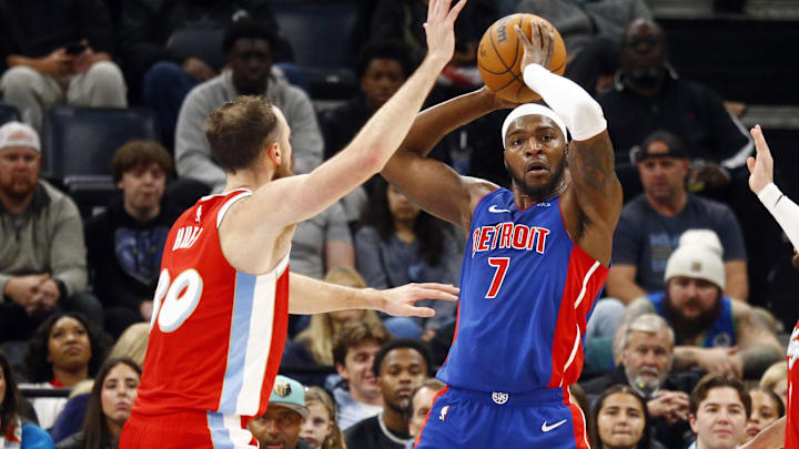Nov 27, 2024; Memphis, Tennessee, USA; Detroit Pistons forward Paul Reed (7) handles the ball as Memphis Grizzlies center Jay Huff (30) defends during the fourth quarter at FedExForum. Mandatory Credit: Petre Thomas-Imagn Images