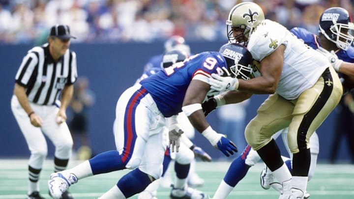 New Orleans Saints tackle Willie Roaf (77) blocks New York Giants DE Cedric Jones