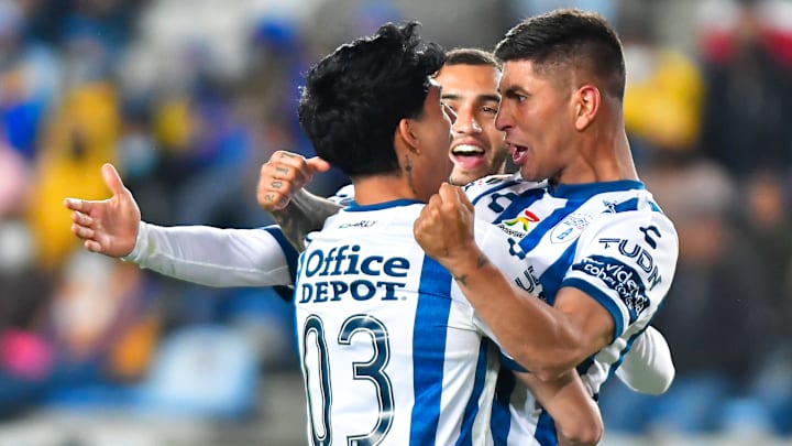 Víctor Guzmán celebra efusivamente con sus compañeros del Pachuca tras lograr su doblete y la victoria 2-1 sobre Tigres.