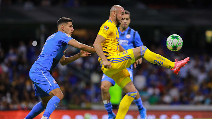 Carlos González controla el balón ante la marca de Luis Abram.