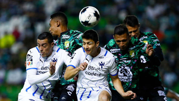 Jugadores de Rayados de Monterrey y León en la disputa de un balón.