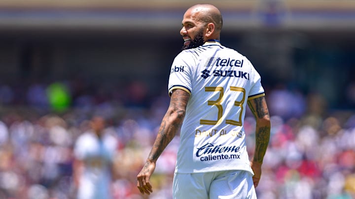 El brasileño Dani Alves buscará con Pumas pegarle al Barcelona, club donde vivió sus mejores años.