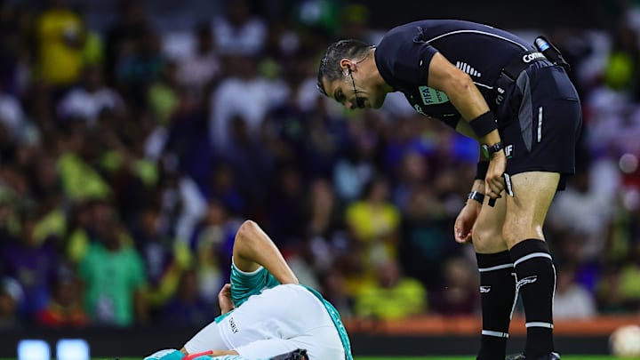 El silbante Fernando Hernández agrede a un jugador. El silbante Fernando Hernández agrede a un jugador.