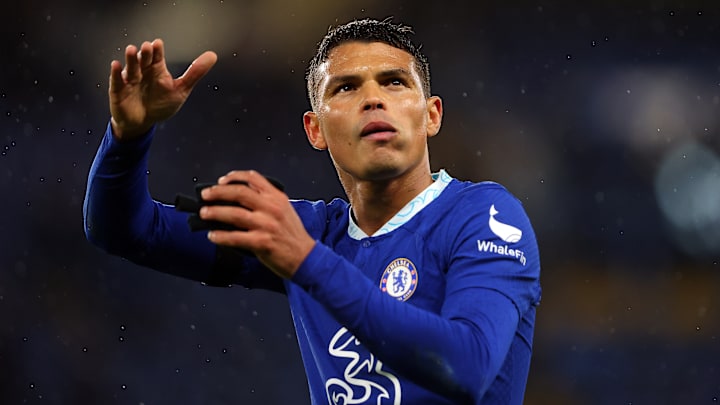 Zagueiro brasileiro Thiago Silva vai a campo neste domingo