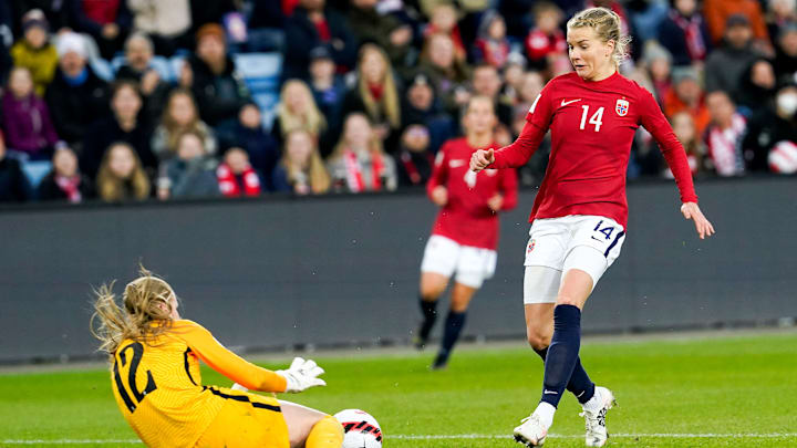 Ada Hegerberg face à la Pologne lors des éliminatoires de la Coupe du Monde 2023 Ada Hegerberg face à la Pologne lors des éliminatoires de la Coupe du Monde 2023