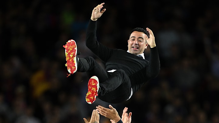 Xavi Hernández siendo levantado por los jugadores del FC Barcelona, tras la conquista de LaLiga, en la temporada 2022-23