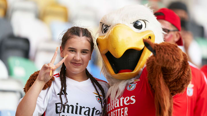 La mascotte original est un aigle car il s'agit du symbole du club. La mascotte original est un aigle car il s'agit du symbole du club.