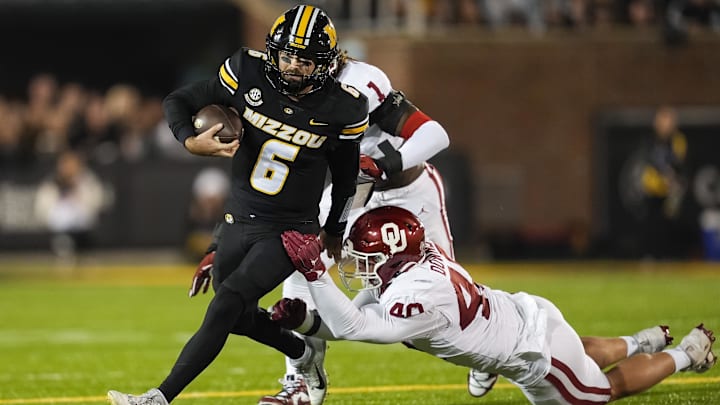 Oklahoma defensive end Ethan Downs makes a play on Missouri quarterback Drew Pyne.