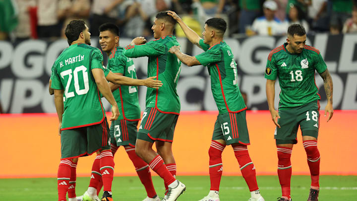 Jugadores de México celebran un gol.