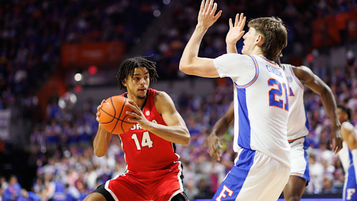 Jan 25, 2025; Gainesville, Florida, USA; Georgia Bulldogs forward Asa Newell (14) posts up against Florida Gators forward Alex Condon (21) during the first half at Exactech Arena at the Stephen C. O'Connell Center. Mandatory Credit: Matt Pendleton-Imagn Images Jan 25, 2025; Gainesville, Florida, USA; Georgia Bulldogs forward Asa Newell (14) posts up against Florida Gators forward Alex Condon (21) during the first half at Exactech Arena at the Stephen C. O'Connell Center. Mandatory Credit: Matt Pendleton-Imagn Images