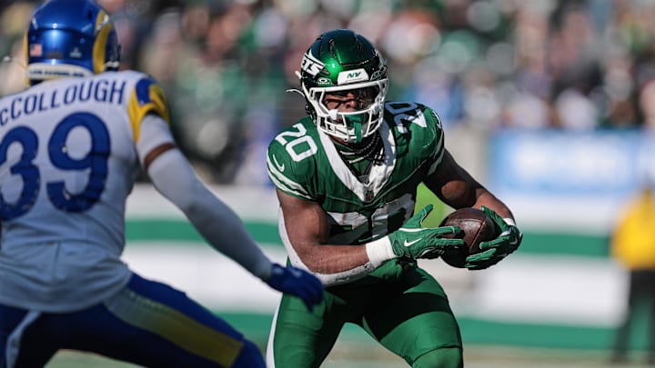 Dec 22, 2024; East Rutherford, New Jersey, USA; New York Jets running back Breece Hall (20) carries the ball asLos Angeles Rams safety Jaylen McCollough (39) pursues during the first half at MetLife Stadium. Mandatory Credit: Vincent Carchietta-Imagn Images Dec 22, 2024; East Rutherford, New Jersey, USA; New York Jets running back Breece Hall (20) carries the ball asLos Angeles Rams safety Jaylen McCollough (39) pursues during the first half at MetLife Stadium. Mandatory Credit: Vincent Carchietta-Imagn Images