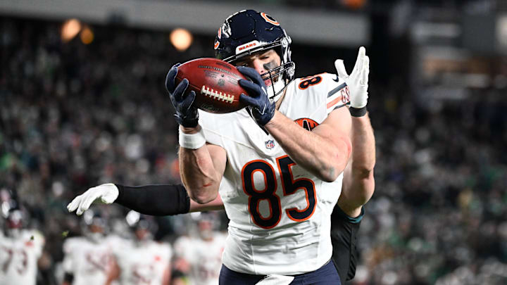 Nov 28, 2025; Philadelphia, Pennsylvania, USA; Chicago Bears tight end Cole Kmet (85) makes a reception for a touchdown against the Philadelphia Eagles during the fourth quarter of the game at Lincoln Financial Field. Mandatory Credit: Eric Hartline-Imagn Images