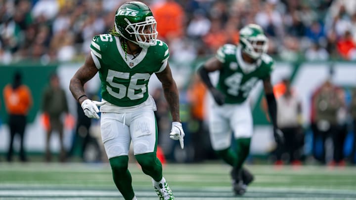 New York Jets LB Quincy Williams drops back on defense during an NFL Week 10 game against the Cleveland Browns.