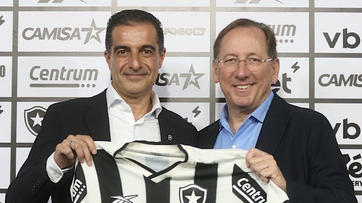 Renato Paiva foi apresentado em evento ao lado de John Textor