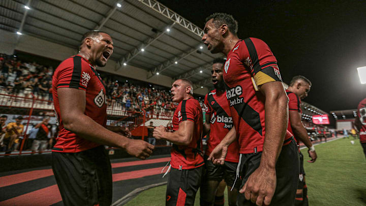 Atlético Goianiense marcou quatro gols na estreia e tem o melhor ataque da Série B