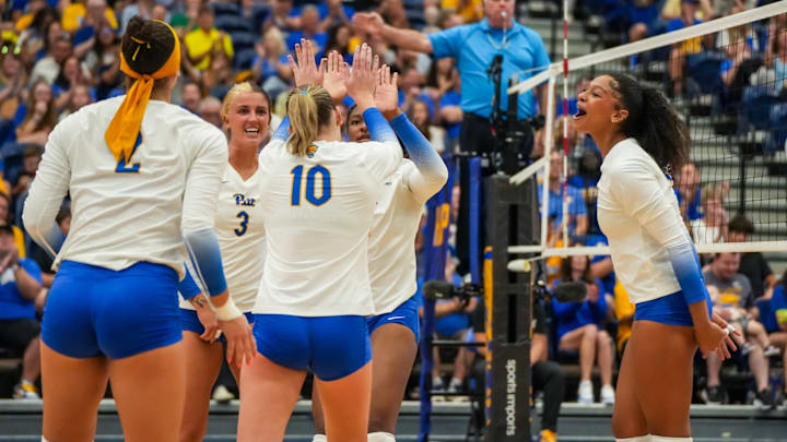 Pitt Volleyball Celebrates a Point 