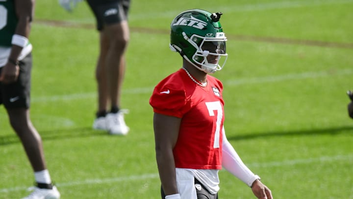 Jul 23, 2025; Florham Park, NY, USA; New York Jets quarterback Justin Fields (7) warms up during training camp at Atlantic Health Jets Training Center. Mandatory Credit: John Jones-Imagn Images