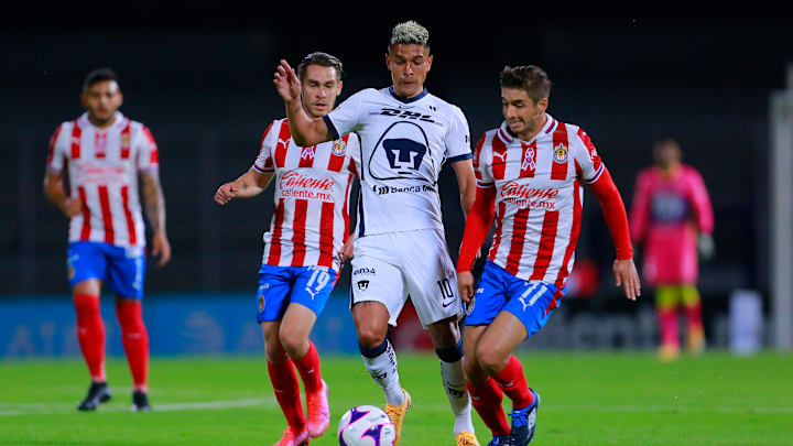 Isaac Brizuela pelea un balón ante Favio Álvarez. Isaac Brizuela pelea un balón ante Favio Álvarez.
