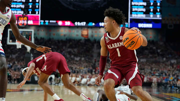 Alabama guard Mark Sears (1) looks to pass against Connecticut during the Final Four semifinal game