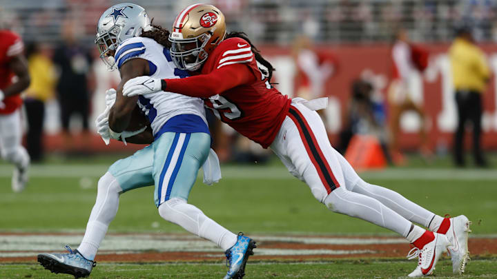 Dallas Cowboys running back Dalvin Cook (L) and San Francisco 49ers linebacker De'Vondre Campbell (R)